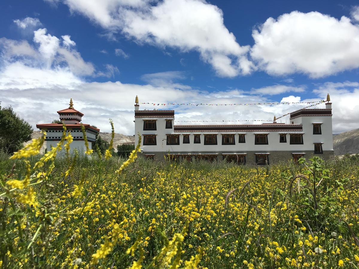 Royal Mustang Resort Nāmbo Екстериор снимка